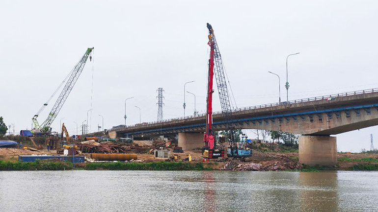 Thi công cầu Xương Giang mở rộng. Thi công cầu Xương Giang mở rộng.