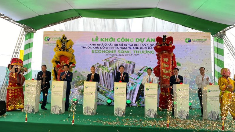 Các đại biểu bấm nút khởi công dự án.