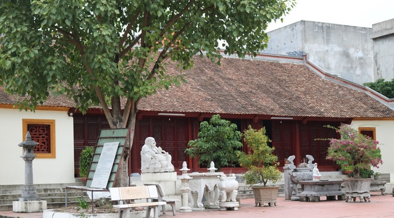 Tam bảo chùa Làng Vẽ trước khi bị hỏa hoạn.