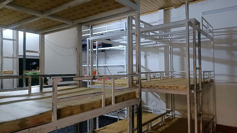 Phòng ngủ nơi các đối tượng giam giữ các bị hại vào ban đêm. Phòng ngủ nơi các đối tượng giam giữ các bị hại vào ban đêm.