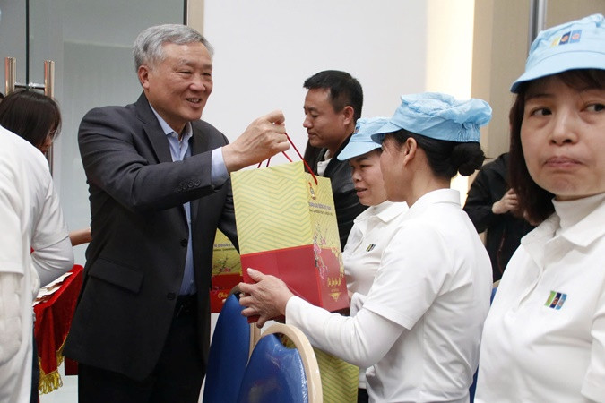 Phó Thủ tướng Nguyễn Hòa Bình tặng quà Tết cho người lao động huyện Lạng Giang.