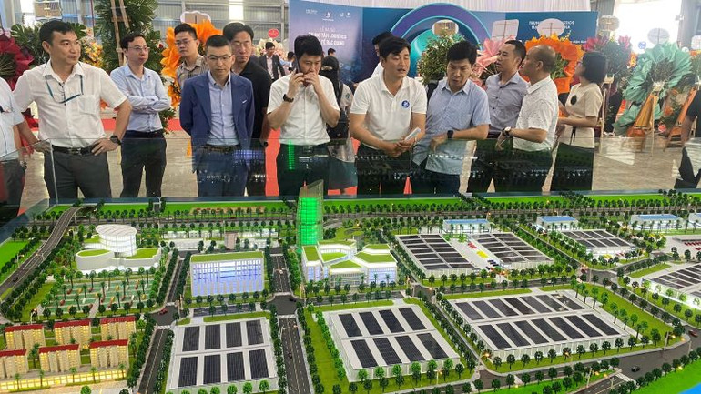 Các đại biểu tham quan sa bàn phối cảnh tổng thể Trung tâm Logistics Quốc tế Bắc Giang.