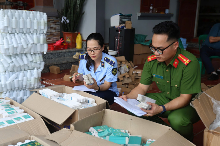 Tổ công tác kiểm tra tem mác giả.