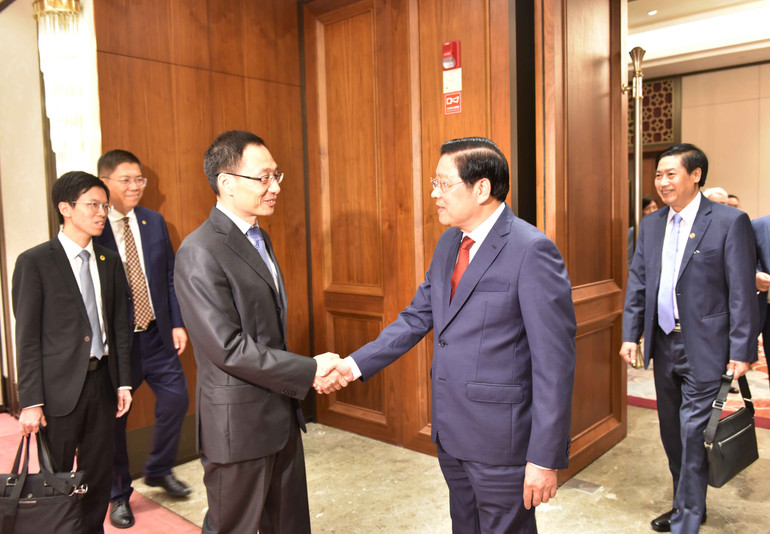 Đồng chí Phan Đình Trạc và Đoàn đại biểu Đảng ta có cuộc làm việc với đồng chí Thôi Vĩnh Huy, Ủy viên dự khuyết Trung ương Đảng, Ủy viên Ban Thường vụ Tỉnh ủy Phúc Kiến, Bí thư Thành ủy Hạ Môn.