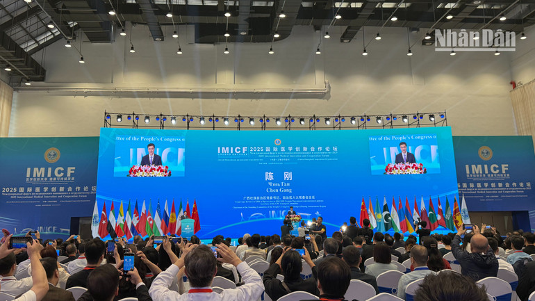 Bí thư Đảng ủy, Chủ nhiệm Ủy ban Thường vụ Nhân đại Khu tự trị dân tộc Choang Quảng Tây Trần Cương phát biểu tại lễ khai mạc.