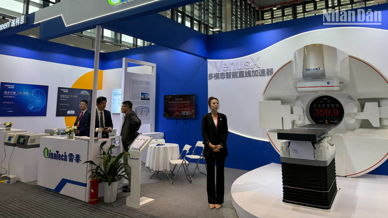 Các thành tựu đổi mới sáng tạo lĩnh vực y tế được giới thiệu tại diễn đàn.