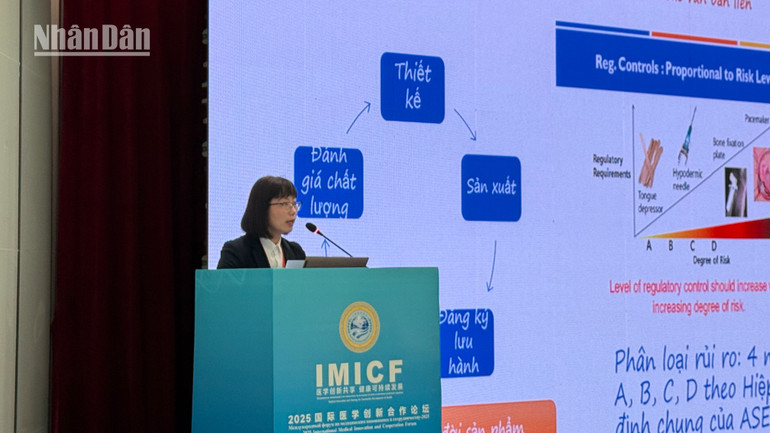 Đại diện Bộ Y tế Việt Nam chia sẻ tại Hội nghị bàn tròn về chia sẻ chính sách bảo đảm y tế quốc tế.