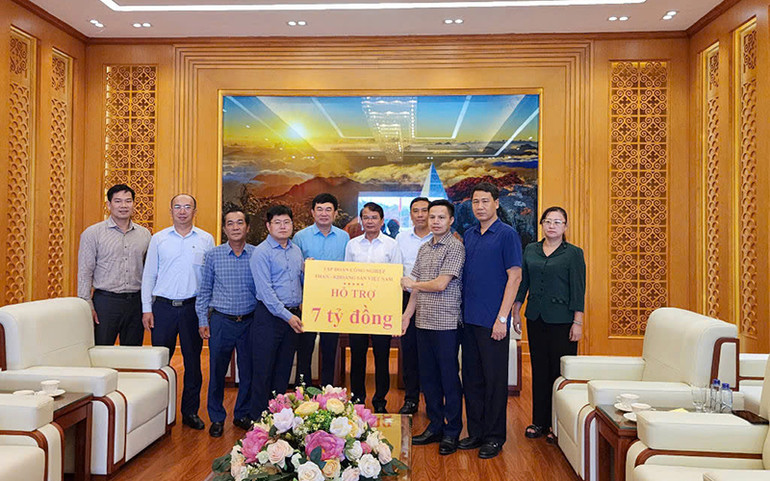 Đại diện lãnh đạo TKV trao hỗ trợ các tỉnh phía bắc khắc phục thiên tai. Đại diện lãnh đạo TKV trao hỗ trợ các tỉnh phía bắc khắc phục thiên tai.