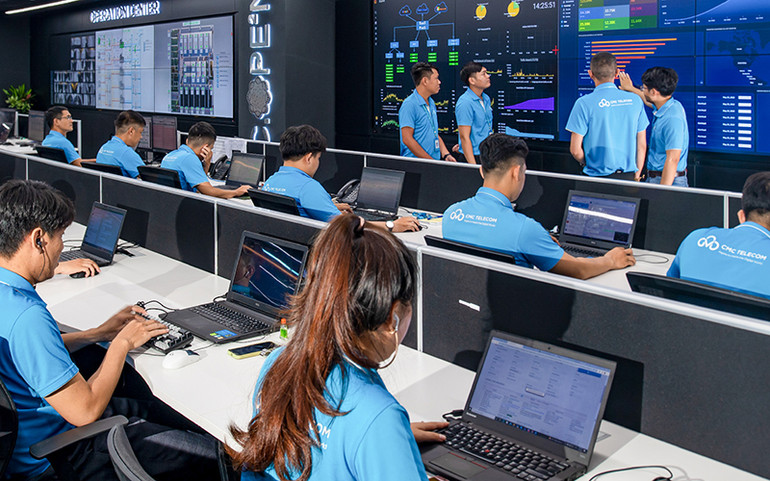 Kỹ sư CMC Telecom vận hành dịch vụ cho Samsung SDS. Ảnh: THÚY NGA