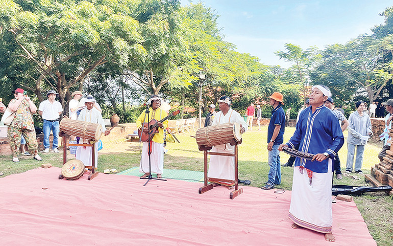 Trống Paranưng và kèn Saranai là hai loại nhạc cụ không thể thiếu trong lễ hội Katê.