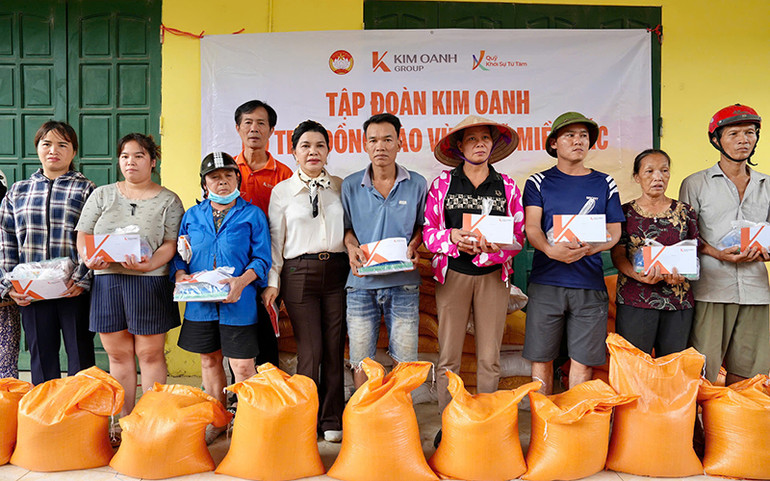 Bà Đặng Thị Kim Oanh (áo trắng) trao tặng gạo và tiền mặt hỗ trợ bà con ở xã Đào Thịnh, huyện Trấn Yên, tỉnh Yên Bái. Bà Đặng Thị Kim Oanh (áo trắng) trao tặng gạo và tiền mặt hỗ trợ bà con ở xã Đào Thịnh, huyện Trấn Yên, tỉnh Yên Bái.