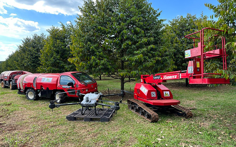 Hợp tác xã nông nghiệp số Bình Phước (tỉnh Lâm Đồng) áp dụng công nghệ số và thiết bị tự động trong cả chu trình quản lý, chăm sóc cây sầu riêng. Ảnh: NGUYỄN HÙNG