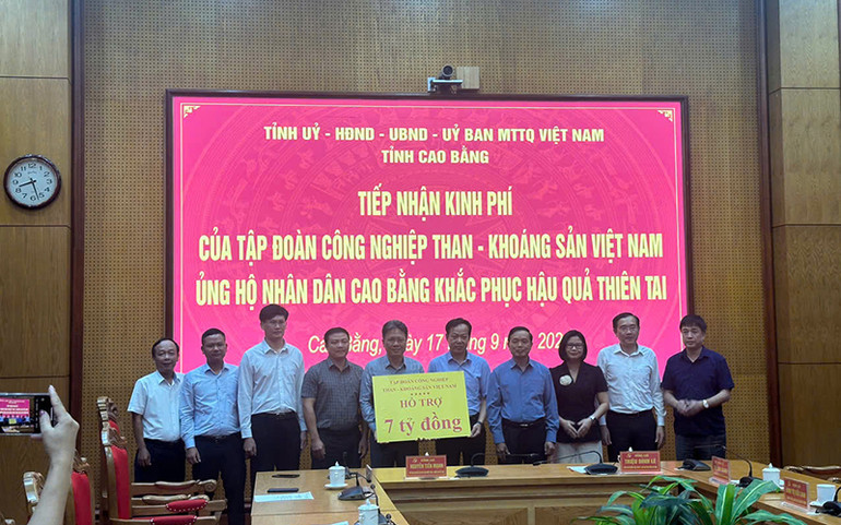 Đại diện lãnh đạo TKV trao hỗ trợ nhân dân Cao Bằng khắc phục thiên tai. Đại diện lãnh đạo TKV trao hỗ trợ nhân dân Cao Bằng khắc phục thiên tai.