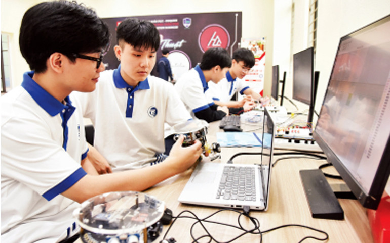 Sinh viên Đại học Quốc gia Hà Nội nghiên cứu và chế tạo các sản phẩm khoa học và công nghệ. Ảnh: Trần Hải