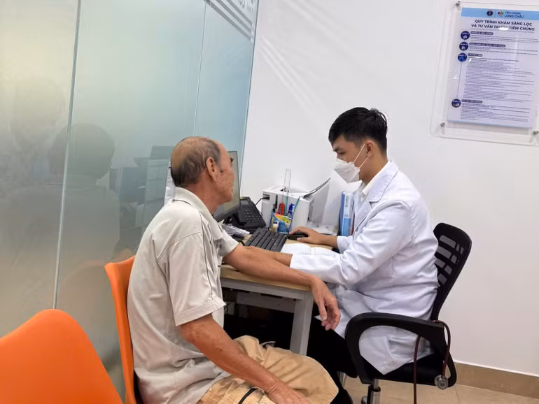 Nhờ sự hỗ trợ của AI, bác sĩ tại Tiêm chủng Long Châu có thể xây dựng một phác đồ tiêm hiệu quả, được cá nhân hóa cho khách hàng