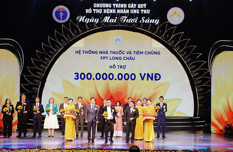 FPT Long Châu đồng hành cùng Quỹ ngày mai tươi sáng, trao yêu thương đến bệnh nhân ung thư.