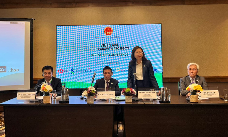 Chủ tịch Ủy ban Chứng khoán Nhà nước Vũ Thị Chân Phương phát biểu tại hội nghị.