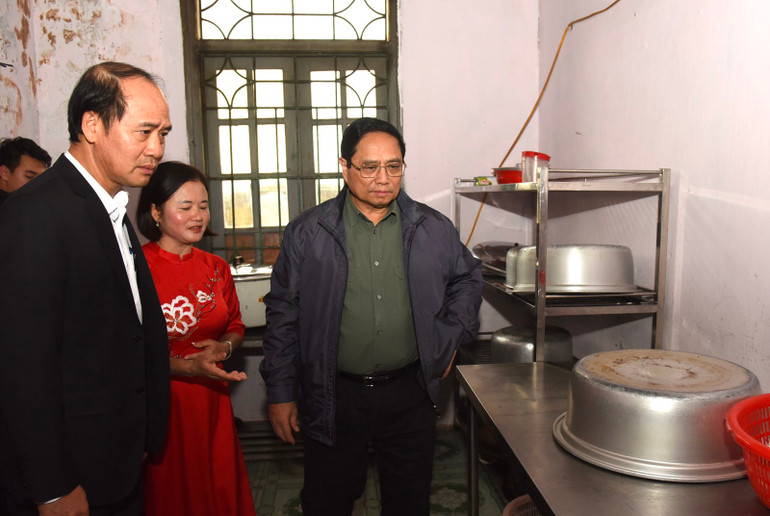 Thủ tướng Phạm Minh Chính thăm bếp ăn tại Trường Phổ thông dân tộc bán trú Tiểu học Pa Tần