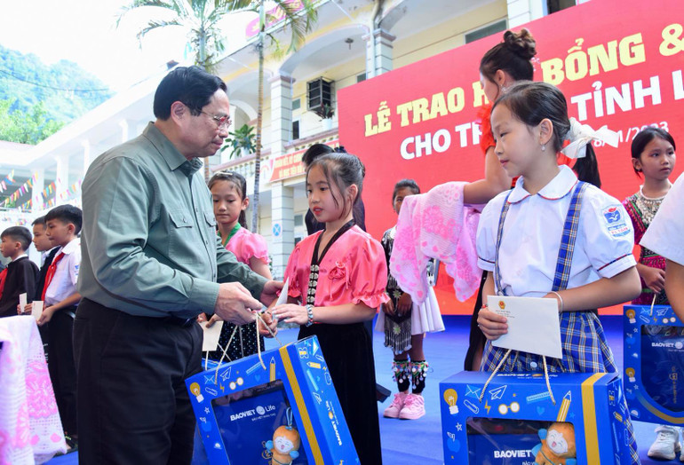 Thủ tướng Phạm Minh Chính trao quà và học bổng cho học sinh nhân dịp đến thăm Trường Phổ thông dân tộc bán trú Tiểu học Pa Tần (xã Pa Tần, huyện Sìn Hồ)