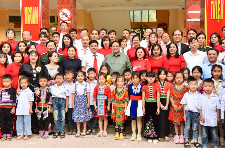 Thủ tướng Phạm Minh Chính chụp ảnh lưu niệm với tập thể giáo viên, học sinh của nhà trường.