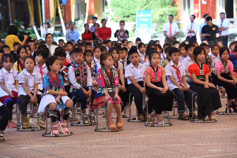 Các cháu học sinh Trường Phổ thông dân tộc bán trú Tiểu học Pa Tần