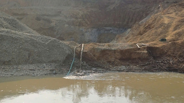 Ống nước bắc từ dưới hố sâu đang ồng ộc xả dòng nước màu xám, đục xuống dòng sông Hiến.