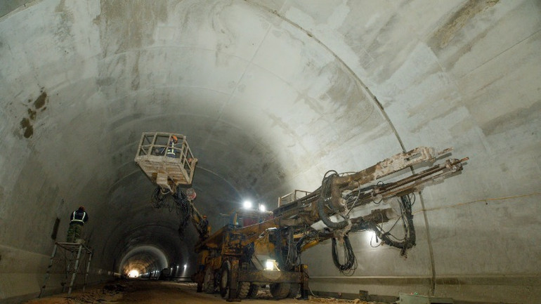 Thi công hầm đường bộ trên tuyến cao tốc Đồng Đăng-Trà Lĩnh.