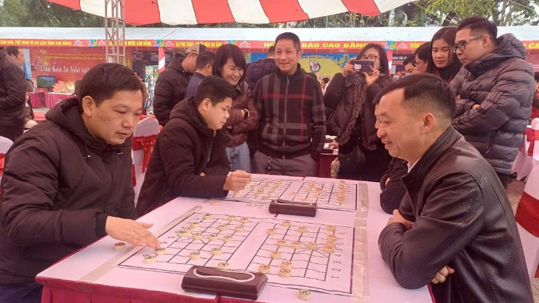 Các vận động viên thi đấu Giải cờ tướng Hội Nhà báo tỉnh Cao Bằng (mở rộng).