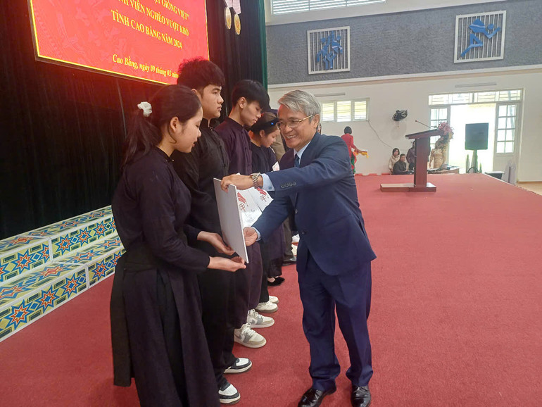 Đại diện Quỹ Hạt giống Việt (Báo Nhân Dân) trao học bổng cho các sinh viên.