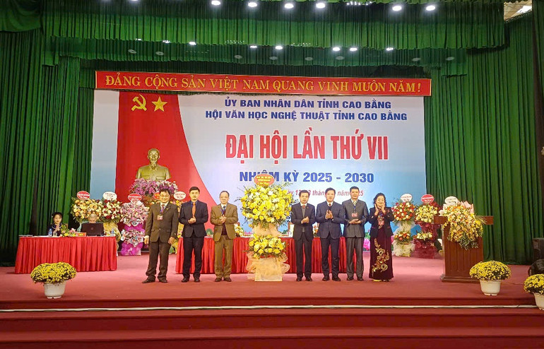 Lãnh đạo tỉnh Cao Bằng tặng hoa, chúc mừng thành tích trong nhiệm kỳ vừa qua của Hội Văn học nghệ thuật tỉnh Cao Bằng. Lãnh đạo tỉnh Cao Bằng tặng hoa, chúc mừng thành tích trong nhiệm kỳ vừa qua của Hội Văn học nghệ thuật tỉnh Cao Bằng.