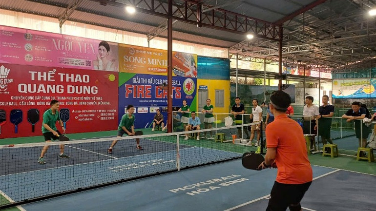 Các vận động viên thi đấu nội dung đôi nam.