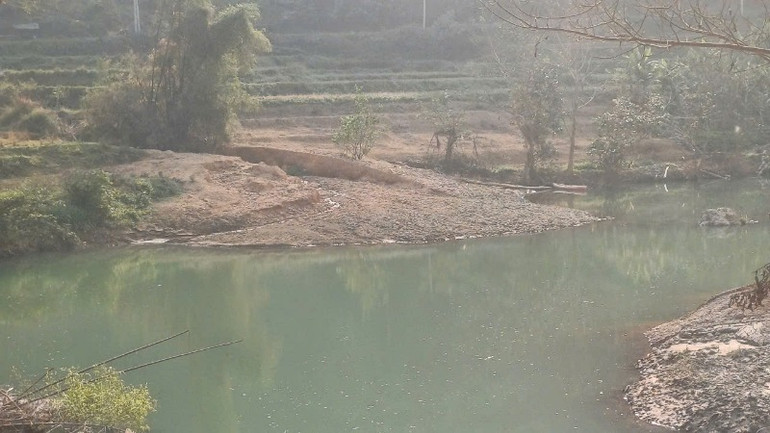 Tiếp giáp với đoạn đang diễn ra hoạt động khai thác khoáng sản, dòng sông Hiến vẫn có màu xanh bình thường.