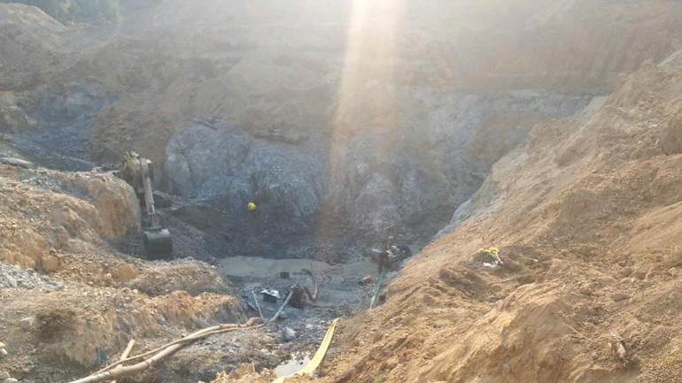 Hố sâu khoảng 10m được đào xuống trên lòng sông Hiến.