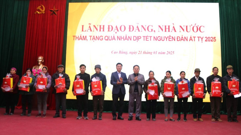 Phó Thủ tướng Lê Thành Long và lãnh đạo tỉnh Cao Bằng tặng quà gia đình chính sách, người có công tại tỉnh Cao Bằng. Phó Thủ tướng Lê Thành Long và lãnh đạo tỉnh Cao Bằng tặng quà gia đình chính sách, người có công tại tỉnh Cao Bằng.