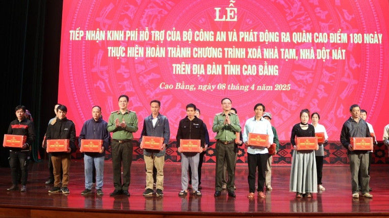 Bộ Công an tặng quà các gia đình được hỗ trợ xóa nhà tạm, nhà dột nát.