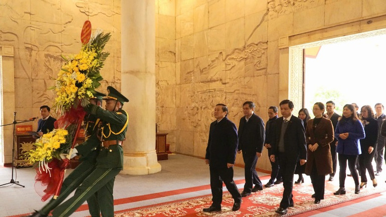 Đoàn công tác Ban Tuyên giáo Trung ương dâng hương, dâng hoa tại Đền thờ Chủ tịch Hồ Chí Minh, Khu di tích Quốc gia đặc biệt Pác Bó.