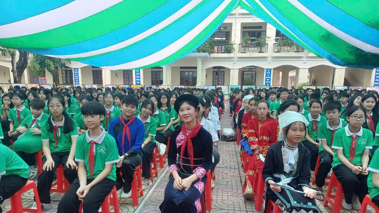 Học sinh dân tộc tham gia sự kiện. Học sinh dân tộc tham gia sự kiện.