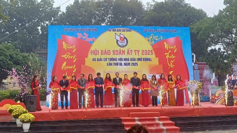 Các đại biểu cắt băng khai mạc Hội báo Xuân tỉnh Cao Bằng.