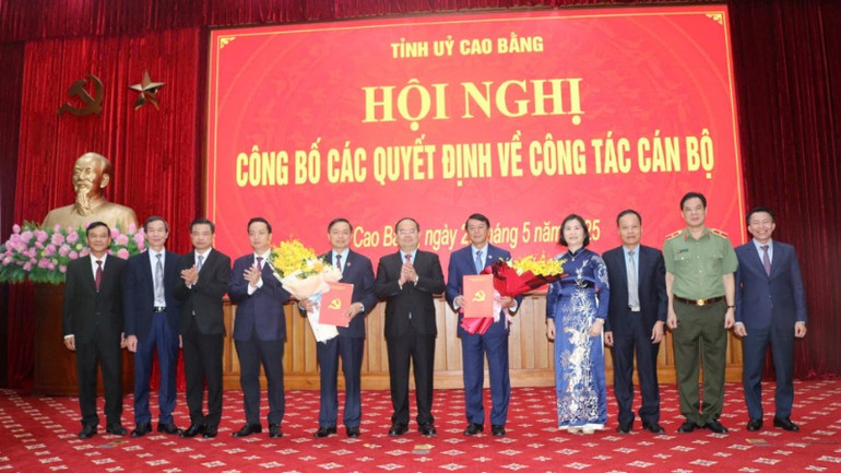 Lãnh đạo tỉnh Cao Bằng trao quyết định và tặng hoa các đồng chí nghỉ hưu trước thời hạn công tác.