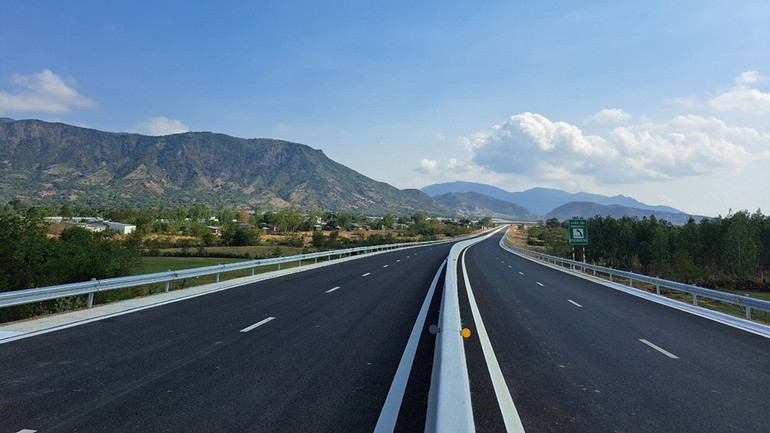 Việc xây dựng các trạm dừng nghỉ trên tuyến cao tốc rất cần thiết.