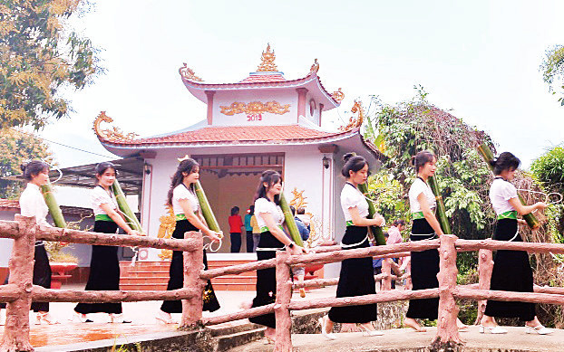 Trước khi ra suối gội đầu, các cô gái phải đến làm lễ tại đền thờ nàng Han và xin nước từ giếng thiêng rước ra suối. Tại đây thầy chủ tế sẽ dùng lá thơm, vẩy nước thiêng xuống suối, với mong ước dòng suối thượng nguồn của bản luôn trong lành, ban phát cho dân làng nguồn nước dồi dào, no đủ.