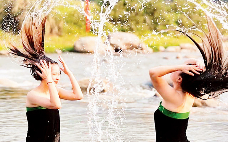 Tắm suối, gội đầu là nét văn hóa trong đời sống, sinh hoạt của người con gái Thái.