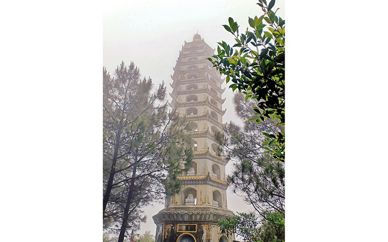 Mây vờn Bảo tháp. Ảnh trong bài | BQL khu du lịch chủa Hương Tích cung cấp.