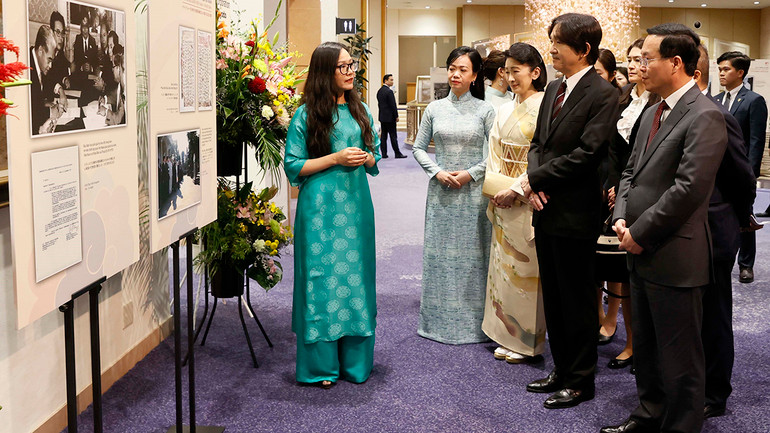Chủ tịch nước Võ Văn Thưởng và Phu nhân cùng Hoàng Thái tử Akishino và Công nương tham quan triển lãm ảnh kỷ niệm 50 năm thiết lập quan hệ ngoại giao Việt Nam-Nhật Bản. (Ảnh TTXVN)