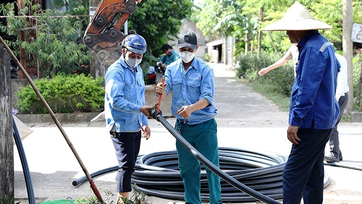 Các đơn vị cung ứng nước sạch ở Hà Tĩnh mở rộng đường ống để phục vụ tốt nhu cầu sử dụng nước sạch của người dân khu vực nông thôn, miền núi. Các đơn vị cung ứng nước sạch ở Hà Tĩnh mở rộng đường ống để phục vụ tốt nhu cầu sử dụng nước sạch của người dân khu vực nông thôn, miền núi.