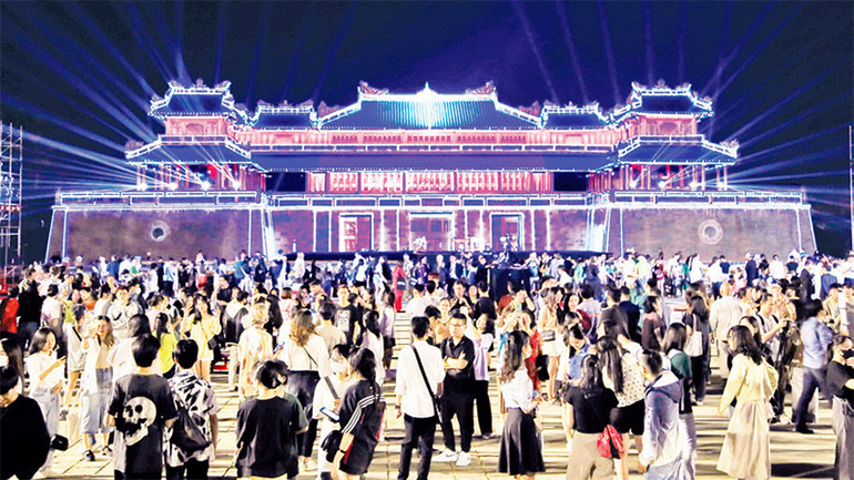 Hàng nghìn người đến xem chương trình nghệ thuật.