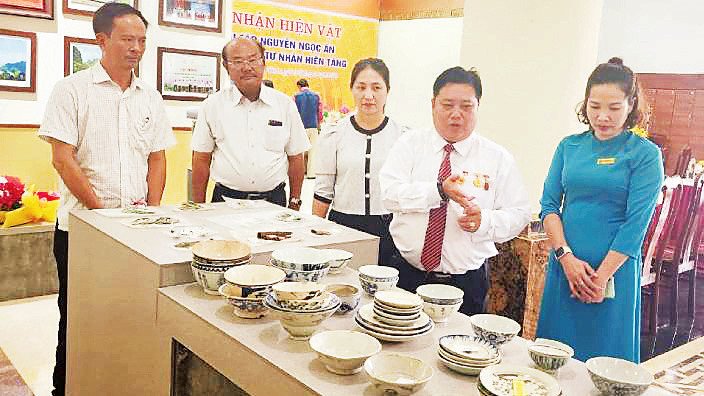 Hiện vật quý do các nhà sưu tập tỉnh Bình Thuận hiến tặng được trưng bày tại Bảo tàng Tổng hợp tỉnh Quảng Bình.