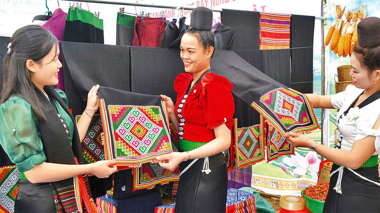 Sản phẩm thổ cẩm được các cô gái Thái mang ra trưng bày và bán tại lễ hội mừng cơm mới. Sản phẩm thổ cẩm được các cô gái Thái mang ra trưng bày và bán tại lễ hội mừng cơm mới.