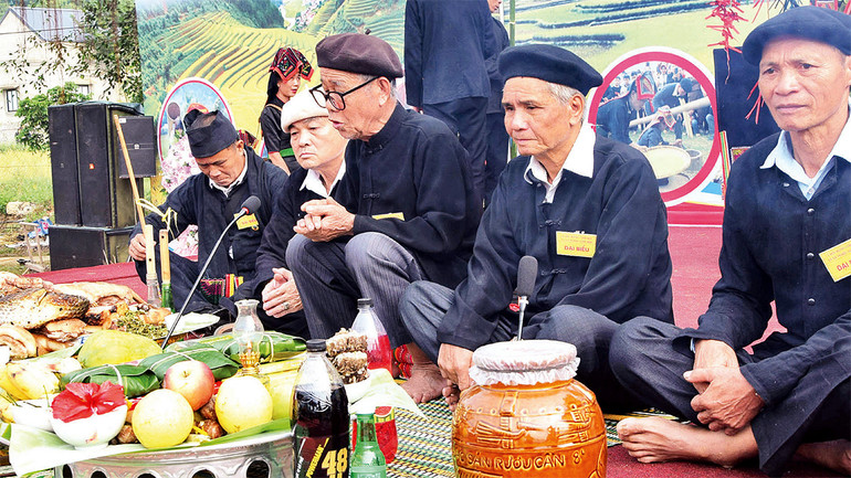 Thầy mo thực hiện các nghi lễ với lòng thành kính, thành tâm, tỏ lòng biết ơn đối với các vị thần linh, tổ tiên, các vị vua cai quản đất, trời, sông, núi. Thầy mo thực hiện các nghi lễ với lòng thành kính, thành tâm, tỏ lòng biết ơn đối với các vị thần linh, tổ tiên, các vị vua cai quản đất, trời, sông, núi.