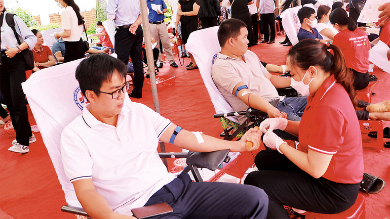 Cán bộ, công nhân, viên chức, đoàn viên, thanh niên và người dân tỉnh Quảng Ngãi tham gia hiến máu tình nguyện. (Ảnh Hiển Cừ)